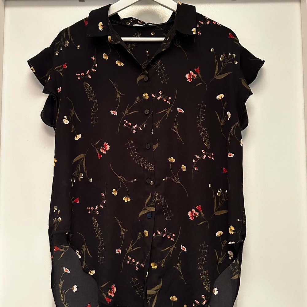 Denver Hayes Black Floral Button-Down tie-front Shirt
